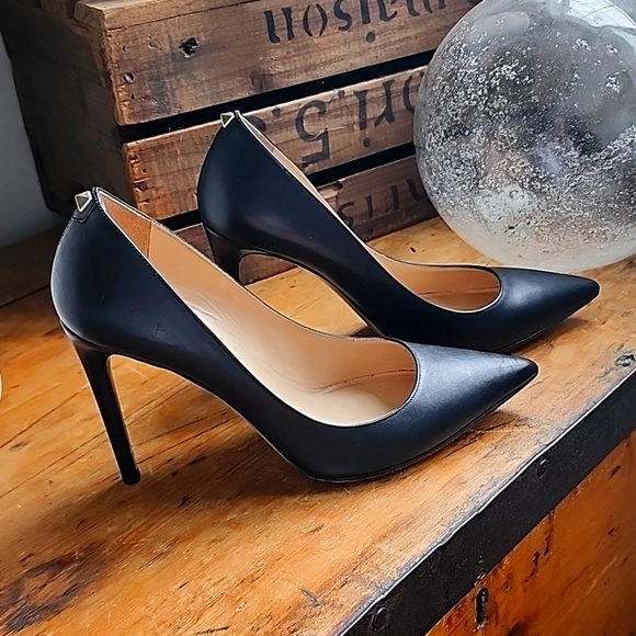 Valentino Black Leather Classic Single Stud  Heeled Pump - Picture 7 of 10